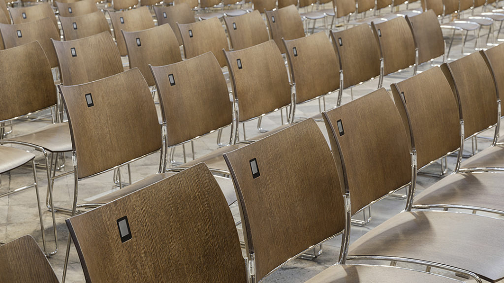 Mobilier liturgique Casala | Chaises d’église Curvy en bois avec numérotation de sièges Zifra, sur chariots de transport à l’Abbaye de Westminster à Londres (Royaume-Uni)