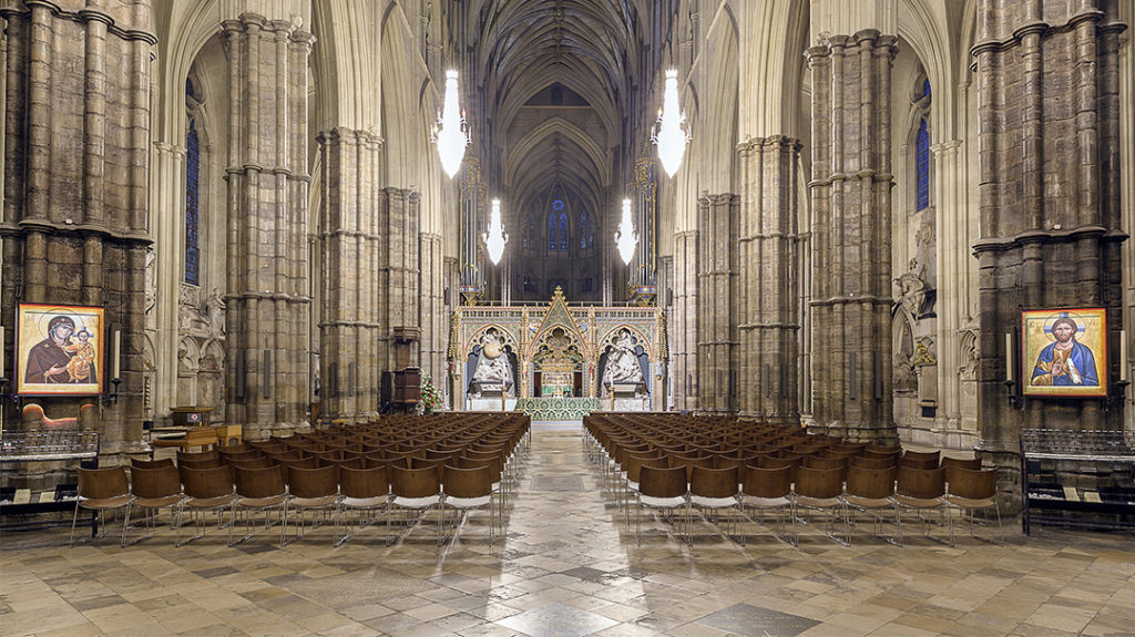 Mobilier liturgique Casala | Chaises d’église Curvy en bois avec numérotation de sièges Zifra, sur chariots de transport à l’Abbaye de Westminster à Londres (Royaume-Uni)