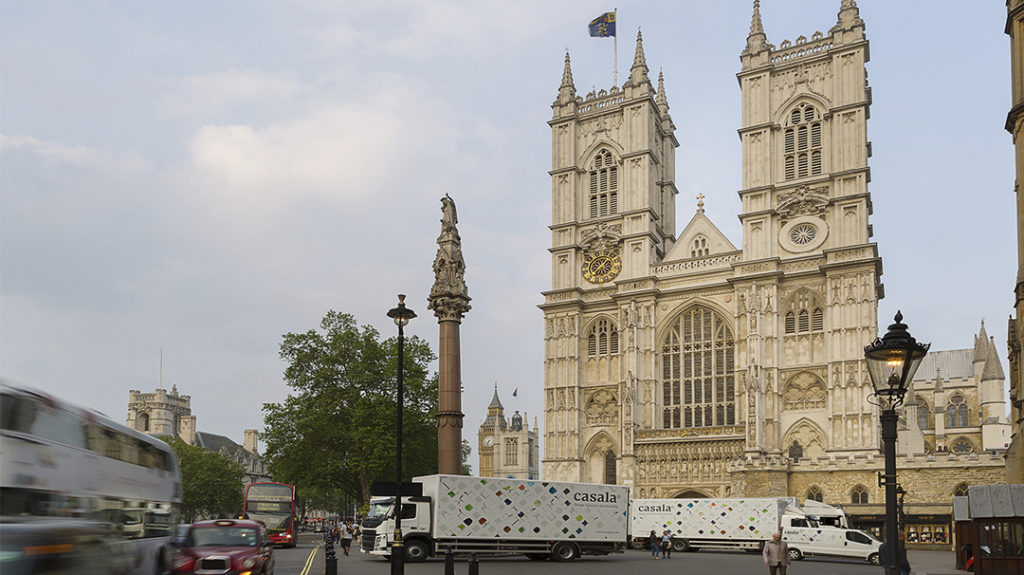 Mobilier liturgique Casala | Chaises d’église Curvy en bois avec numérotation de sièges Zifra, sur chariots de transport à l’Abbaye de Westminster à Londres (Royaume-Uni)