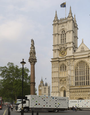 Mobilier liturgique Casala | Chaises d’église Curvy en bois avec numérotation de sièges Zifra, sur chariots de transport à l’Abbaye de Westminster à Londres (Royaume-Uni)