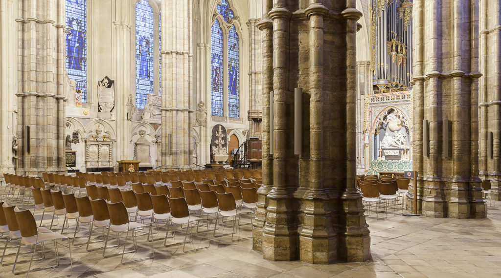 Mobilier liturgique Casala | Chaises d’église Curvy en bois avec numérotation de sièges Zifra, sur chariots de transport à l’Abbaye de Westminster à Londres (Royaume-Uni)