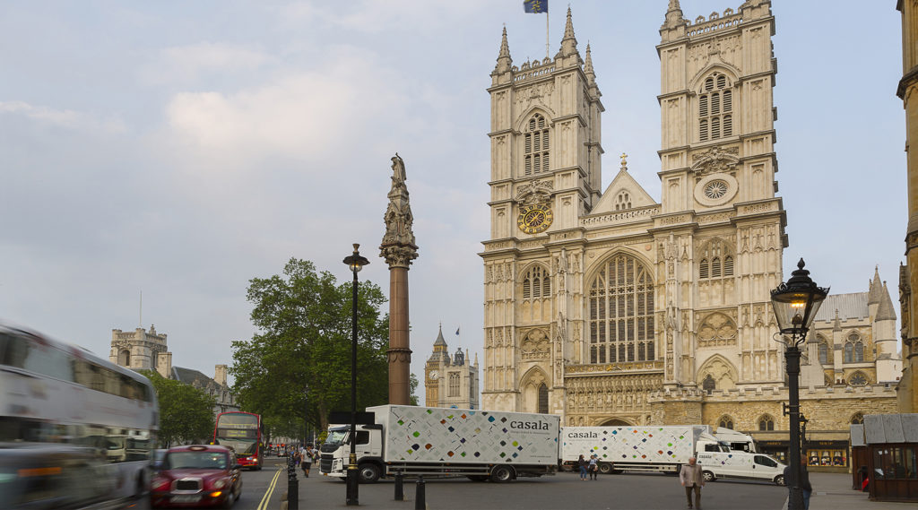 Kerkmeubilair Casala | Houten Curvy stoelen kerkstoelen met Zifra digitale stoelnummering in Westminster Abbey Londen