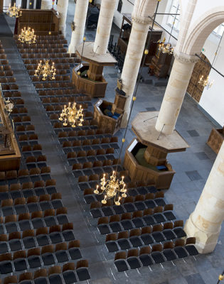 Mobilier liturgique Casala | Chaises d’église Curvy en bois avec numérotation de sièges Zifra, sur chariots de transport à Grote Kerk Naarden (NL)