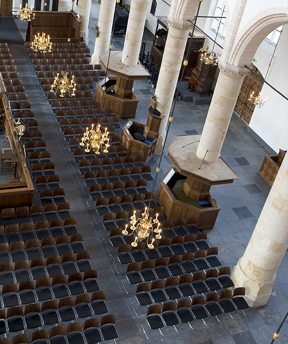 Mobilier liturgique Casala | Chaises d’église Curvy en bois avec numérotation de sièges Zifra, sur chariots de transport à Grote Kerk Naarden (NL)