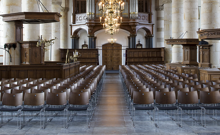 Mobilier liturgique Casala | Chaises d’église Curvy en bois avec numérotation de sièges Zifra à Grote Kerk à Naarden (NL)