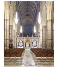 Mobilier liturgique Casala | Chaises d’église Curvy en bois avec numérotation de sièges Zifra, sur chariots de transport à l’Abbaye de Westminster à Londres (UK)
