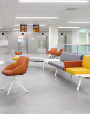 Casala Corals modular seating Wartebank Blue Sessel AZ Delta Roeselare Belgien Krankenhaus Gesundheitswesen Objektmöbel