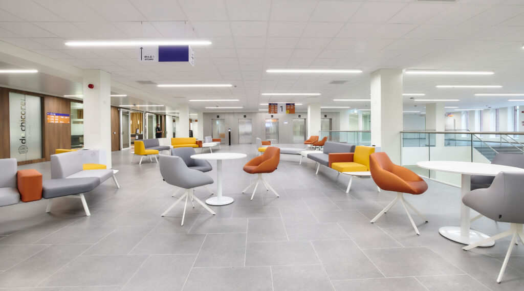 Casala Corals modular seating Wartebank Blue Sessel AZ Delta Roeselare Belgien Krankenhaus Gesundheitswesen Objektmöbel