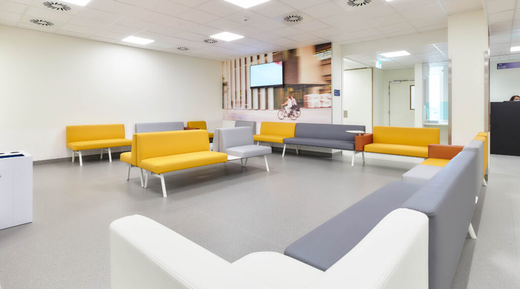 Casala Corals modular seating Wartebank AZ Delta Roeselare Belgien Krankenhaus Gesundheitswesen Objektmöbel