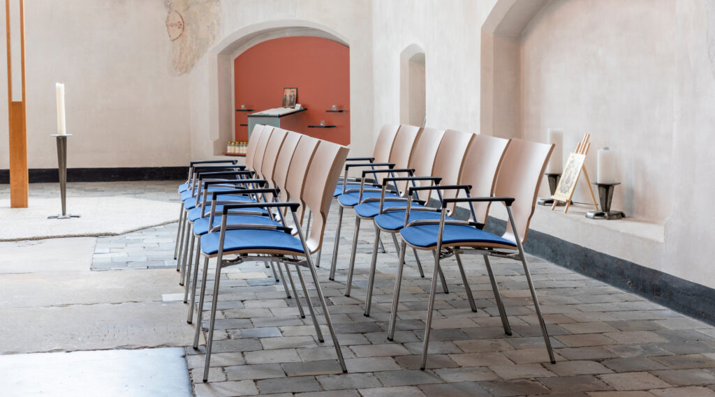 Mobilier liturgique Casala | Chaises d’église Lynx I à Dorpskerk Bathmen (NL)